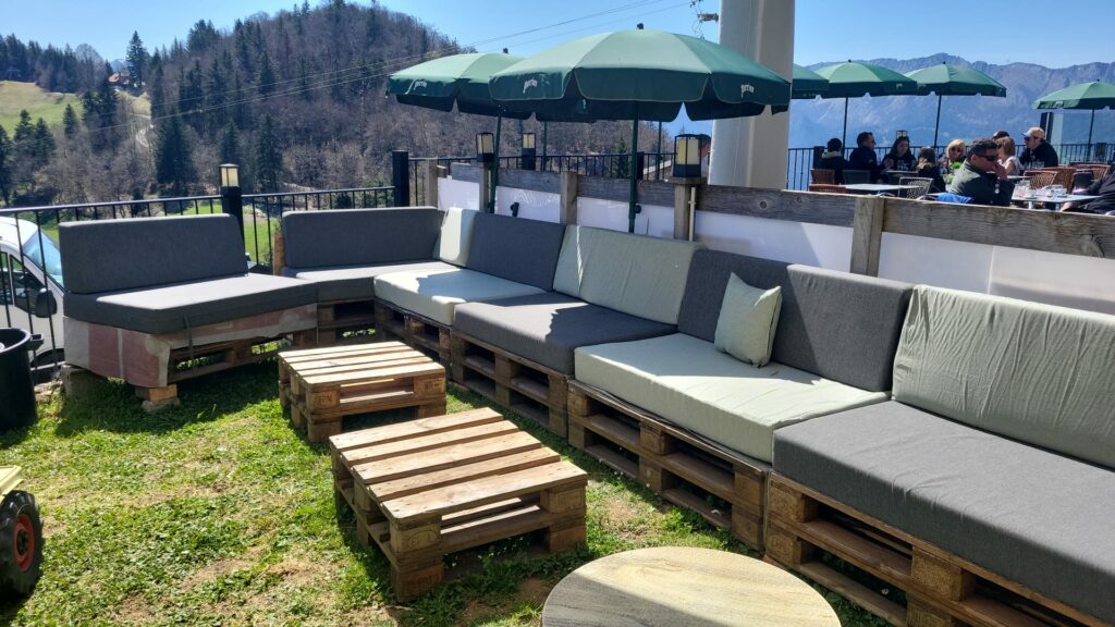 Une terrasse en banquette avec vue pour le Snack du col de la Forclaz au restaurant La Ferme.