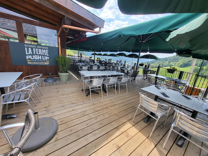 La terrasse ombragée de La Ferme Restaurant au Col de la Forclaz